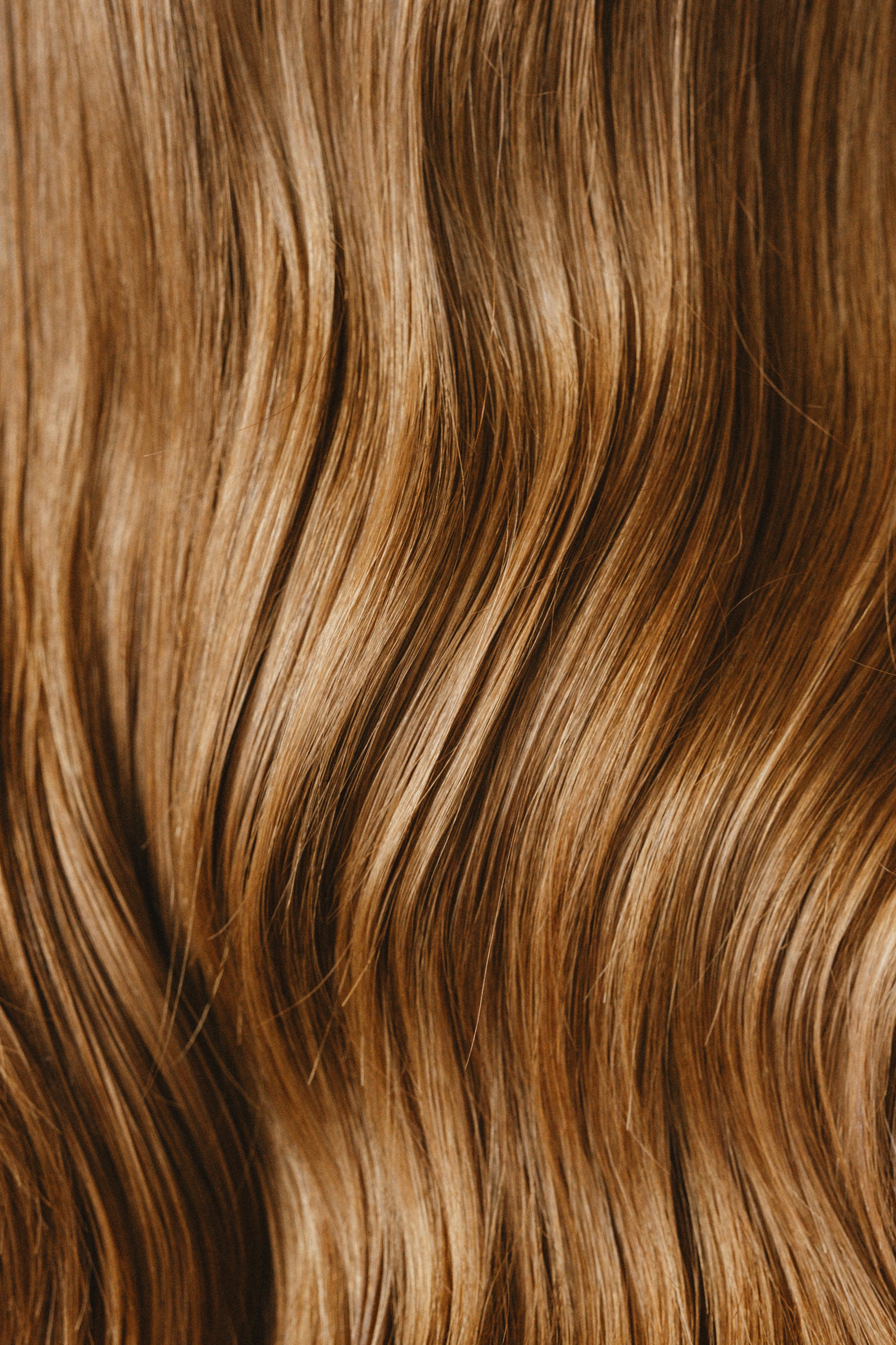Comment définir les cheveux bouclés : guide complet pour des boucles parfaites