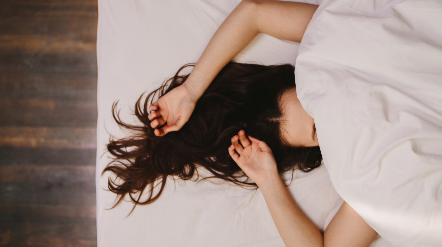 QUELS SONT LES GESTES À ADOPTER POUR NE PAS ABÎMER SES CHEVEUX LA NUIT?